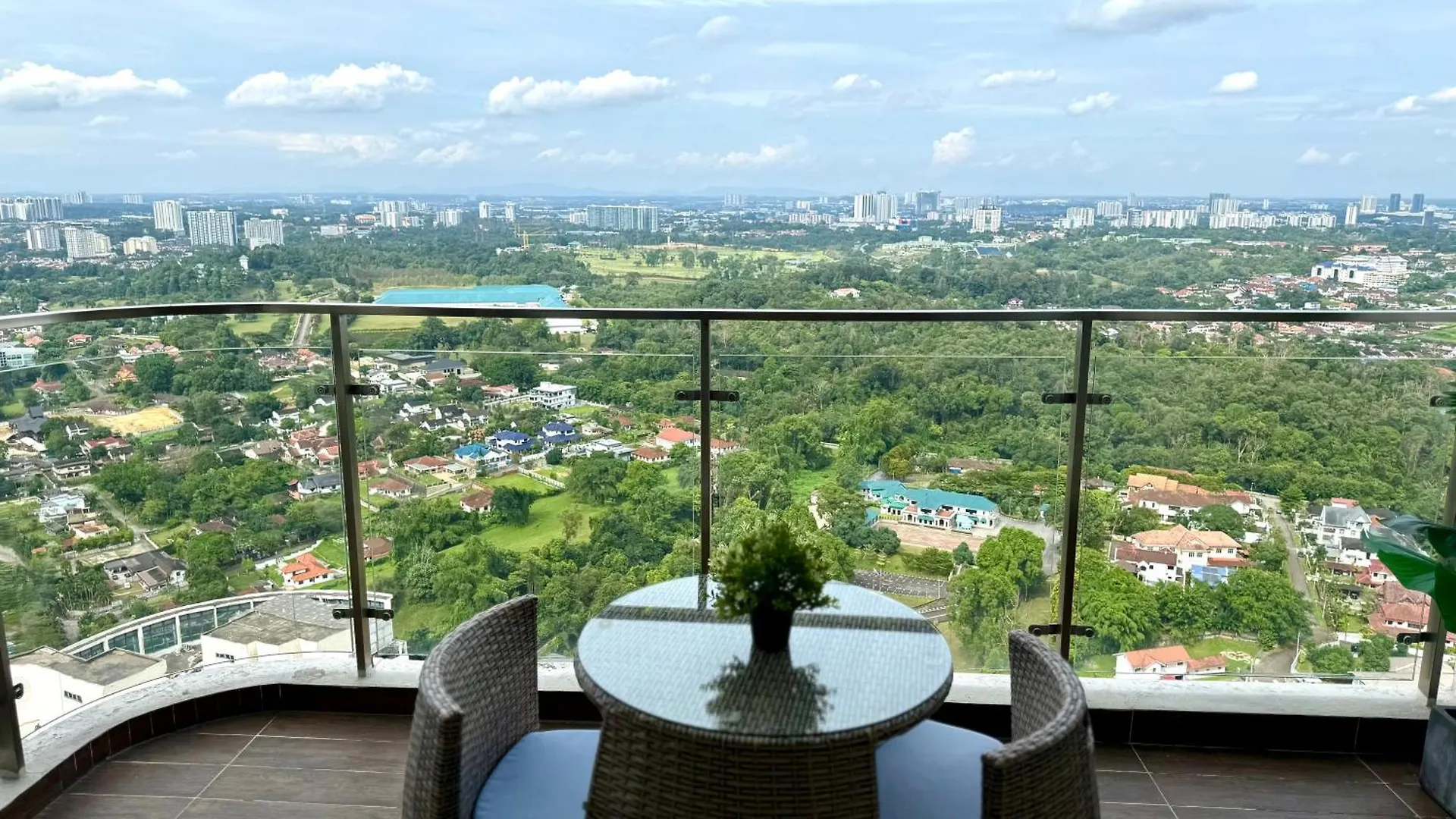 Cg02 Amberside Jb City View 3Br3B 10Pax Top Floor Johor Bahru 0*,  Malaysia