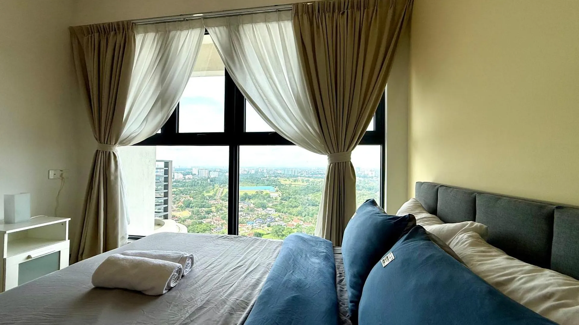 Apartment Cg02 Amberside Jb City View 3Br3B 10Pax Top Floor Johor Bahru Malaysia