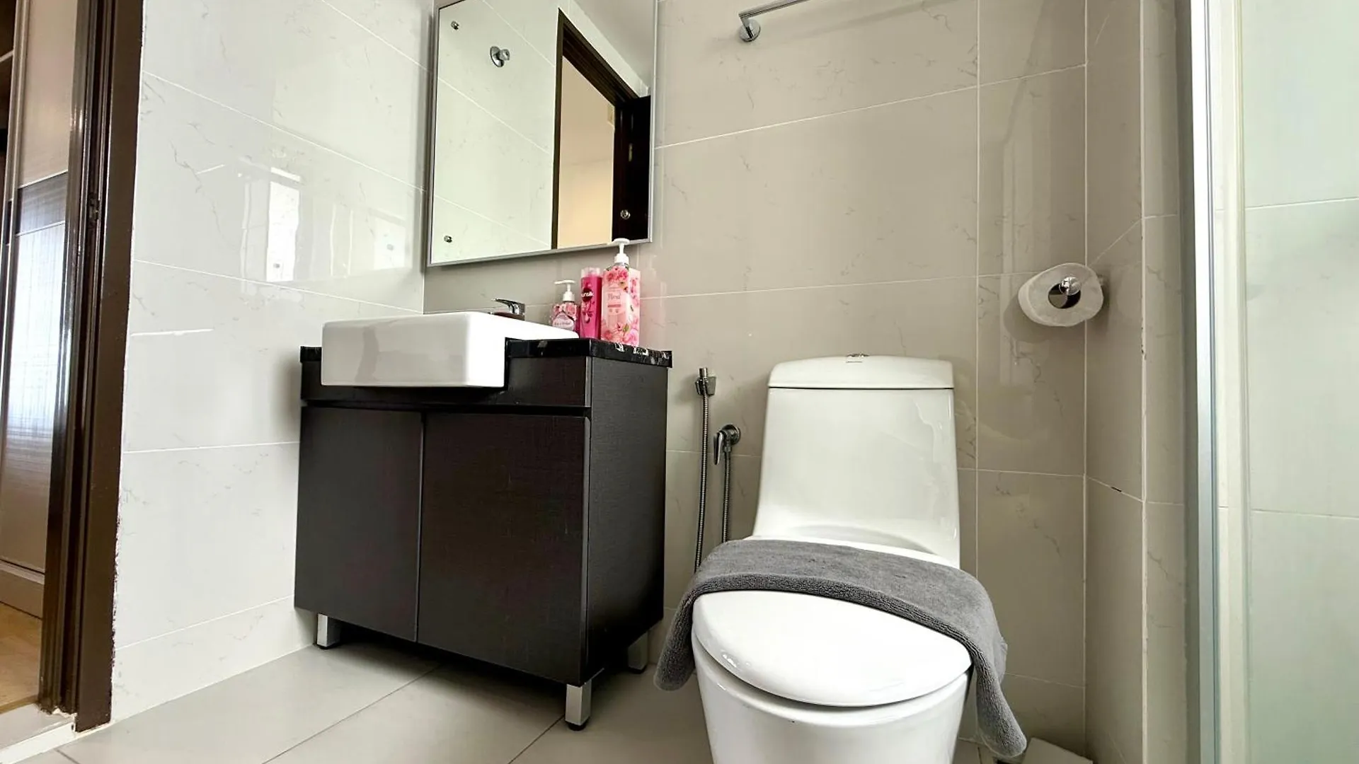 Cg02 Amberside Jb City View 3Br3B 10Pax Top Floor Johor Bahru 0*,  Malaysia