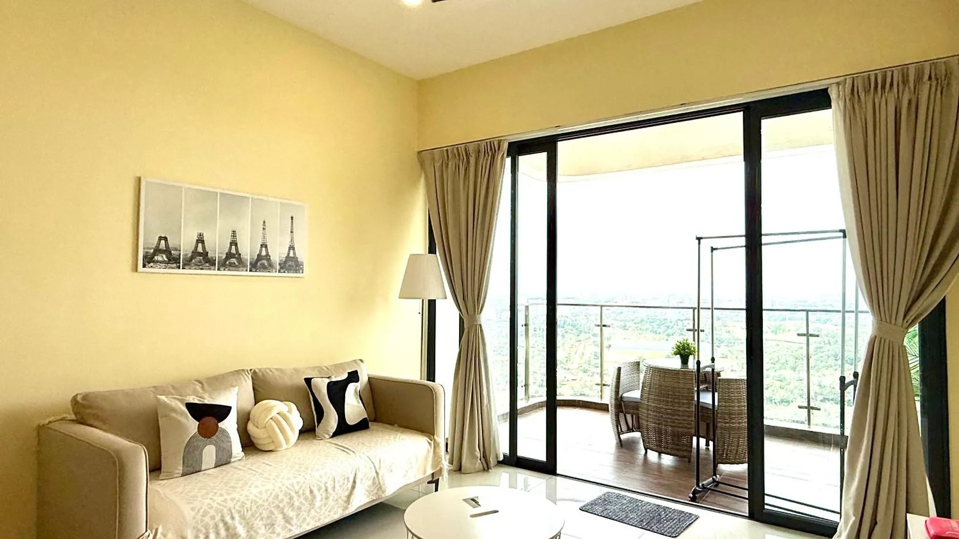 Cg02 Amberside Jb City View 3Br3B 10Pax Top Floor Johor Bahru 0*,  Malaysia